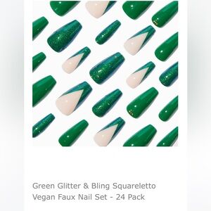 NIB Claire's Christmas 🎄 Green Glitter Squared Faux Nail Set